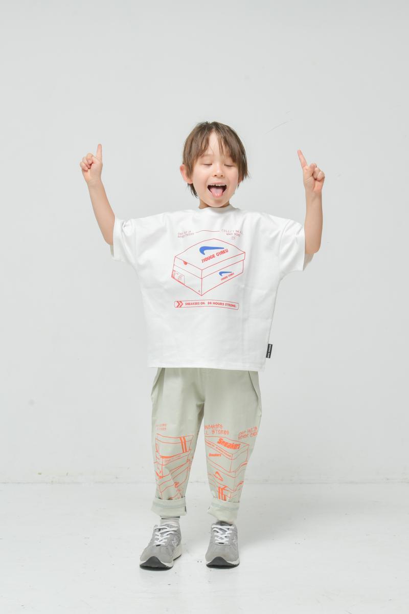 天竺素材で、動きやすさ抜群の子供服♪90~150【OFFICIALTEAM】360°ストレッチ スニーカーロゴ Tシャツ_1126109