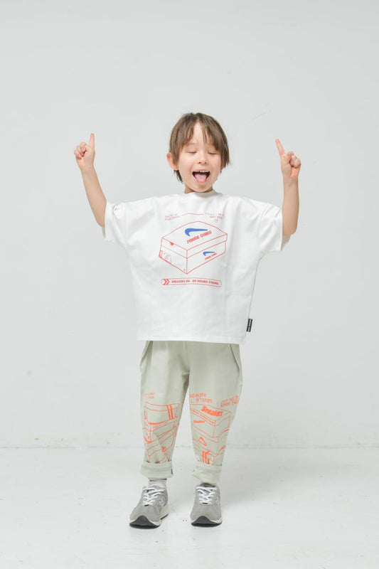 天竺素材で、動きやすさ抜群の子供服♪90~150【OFFICIALTEAM】360°ストレッチ スニーカーロゴ Tシャツ_1126109